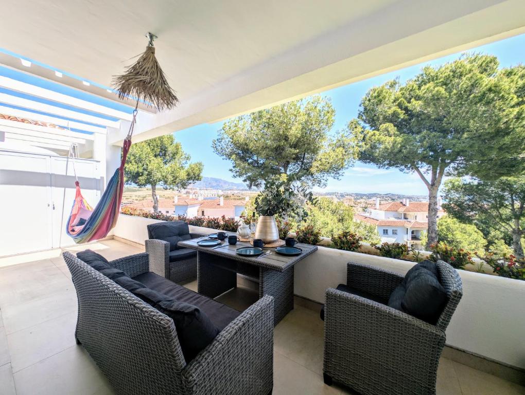 Posezení v ubytování Miraflores golf penthouse with sea view Mijas costa