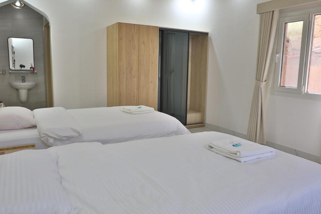 Postel nebo postele na pokoji v ubytování Darunique Inn