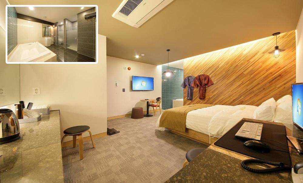 TV a/nebo společenská místnost v ubytování Jeonju Story Motel