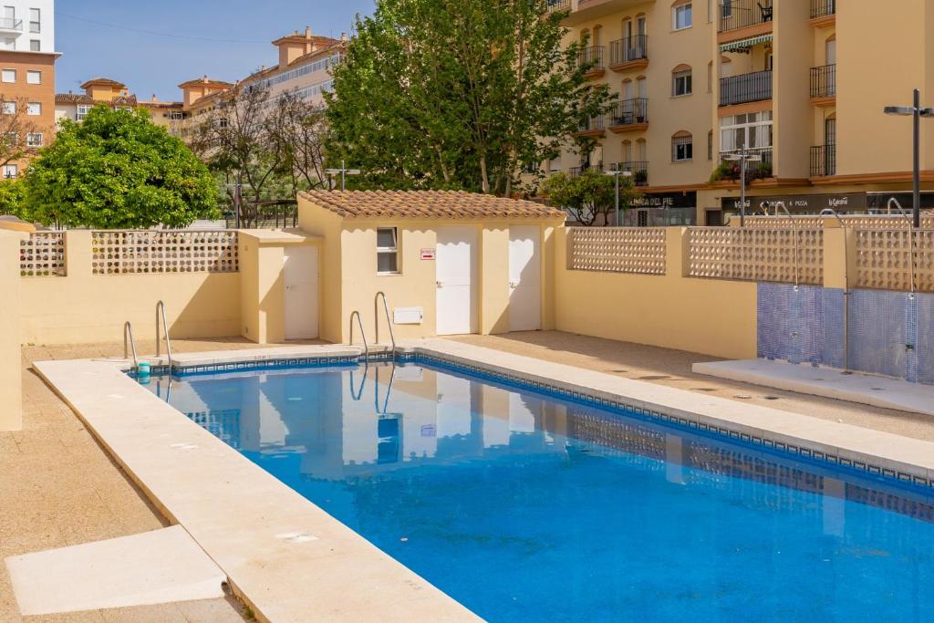 a swimming pool in front of a building at Piso Vacaciones En Fuengirola in Fuengirola