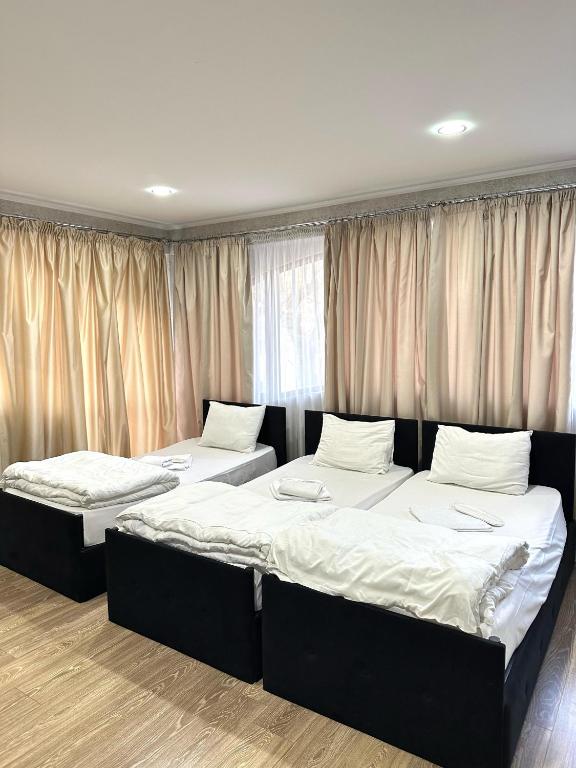 Postel nebo postele na pokoji v ubytování Noako Rooms Hotel