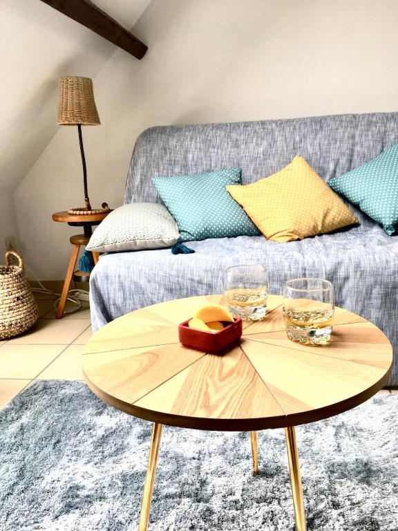 a living room with a coffee table and a couch at L'Escapade - Maison 2 chambres - Wissant - Terre des 2 Caps in Wissant