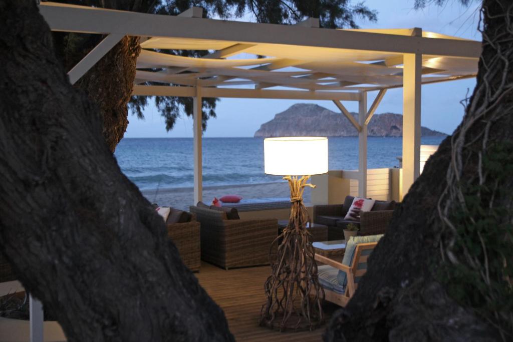 een kamer met uitzicht op het strand en de oceaan bij Effi Apartments in Plataniás