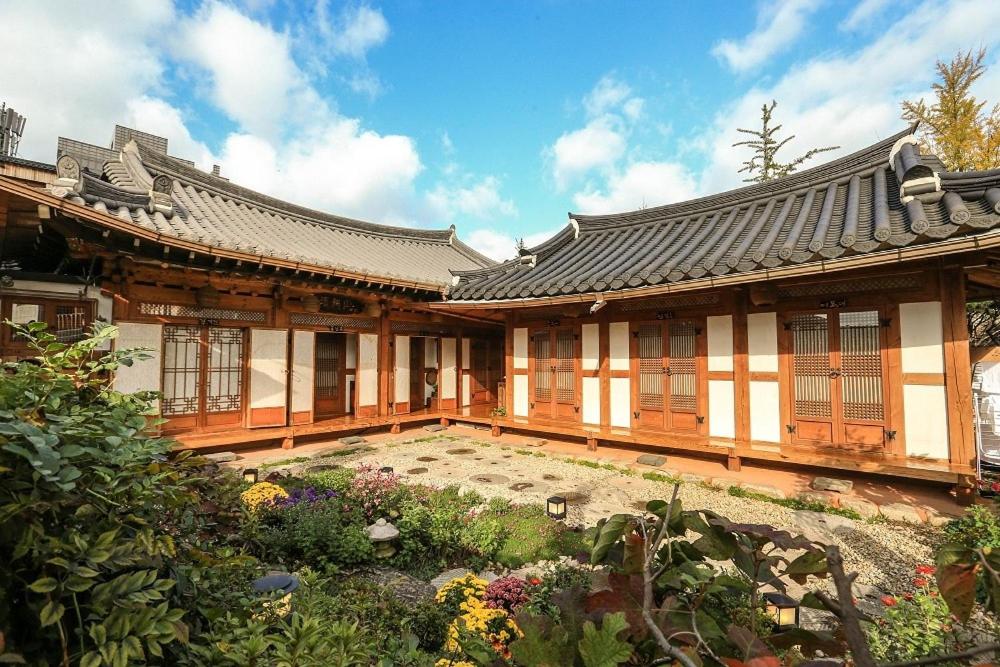 全州市にあるJeonju Hanok Maeul Hanok Gotek Bugyeongdangの正面に庭園を持つアジア風の建物