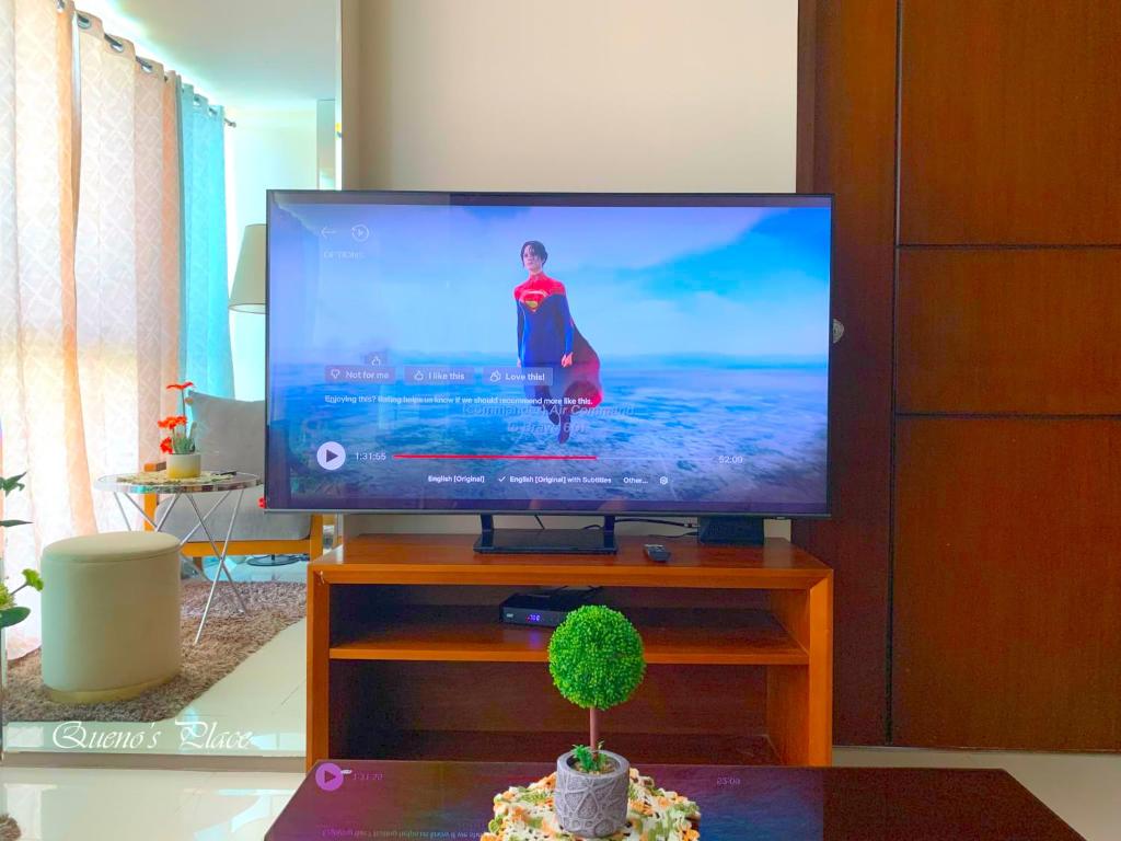 Mactan Newtown - New Modern Condo with Ocean View TV 또는 엔터테인먼트 센터