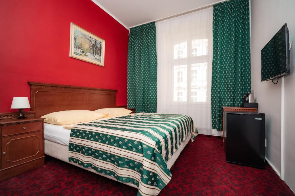Postel nebo postele na pokoji v ubytování Hotel Czechia