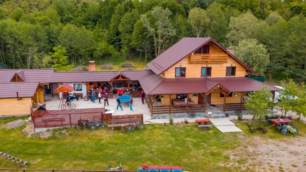 Una vista aérea de una cabaña de troncos con gente afuera. en Cabana Lunca, en Tîrgu Neamţ