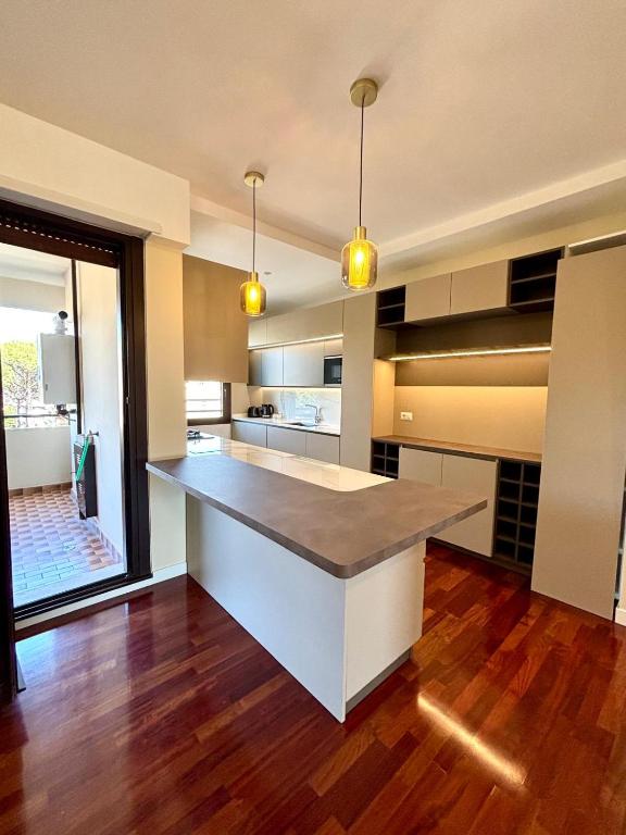 Stylish spacious 3-bedroom apartment, open-space kitchen, 3 balconies!