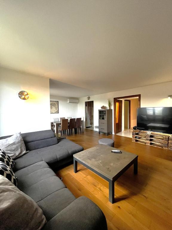 Μια τηλεόραση ή/και κέντρο ψυχαγωγίας στο Maison avec vue mer