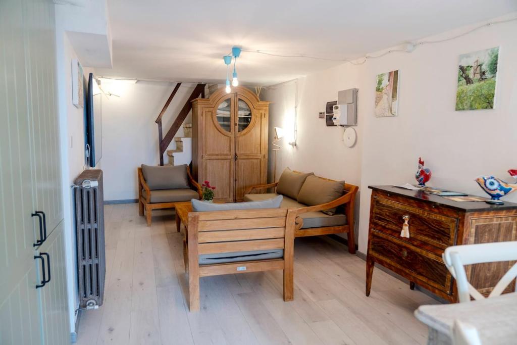 Ruang duduk di Casa Torre Adults Only storia e relax a Fiorenzuola