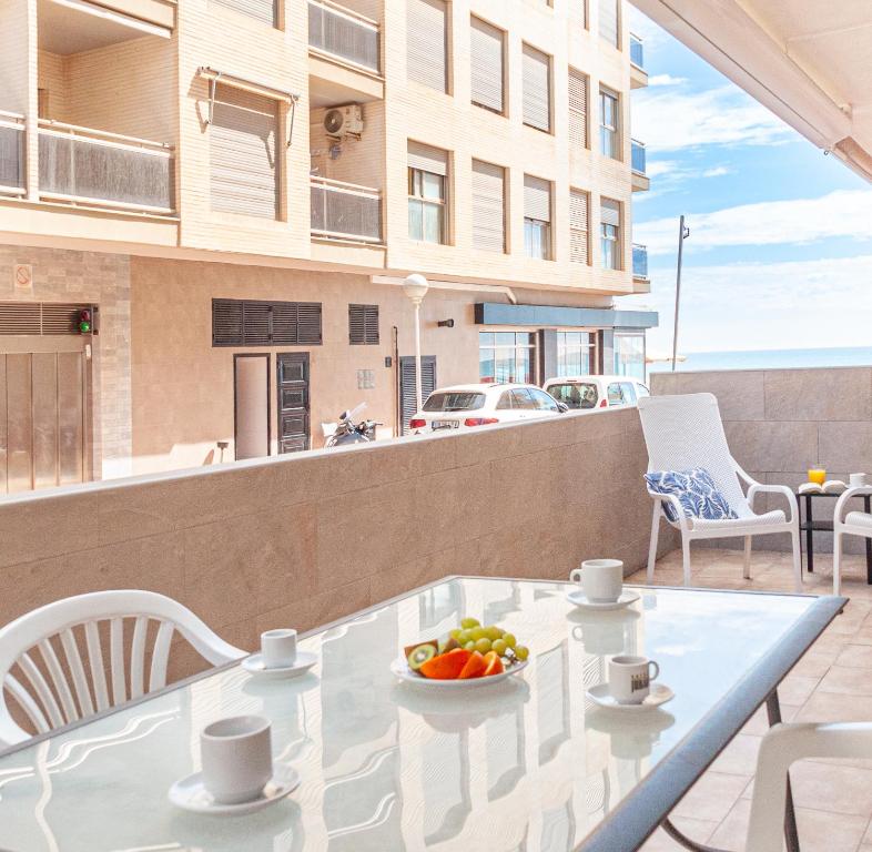 グアルダマル・デル・セグラにあるApartamento Sirena by Eden Marのバルコニー(テーブル、椅子付)