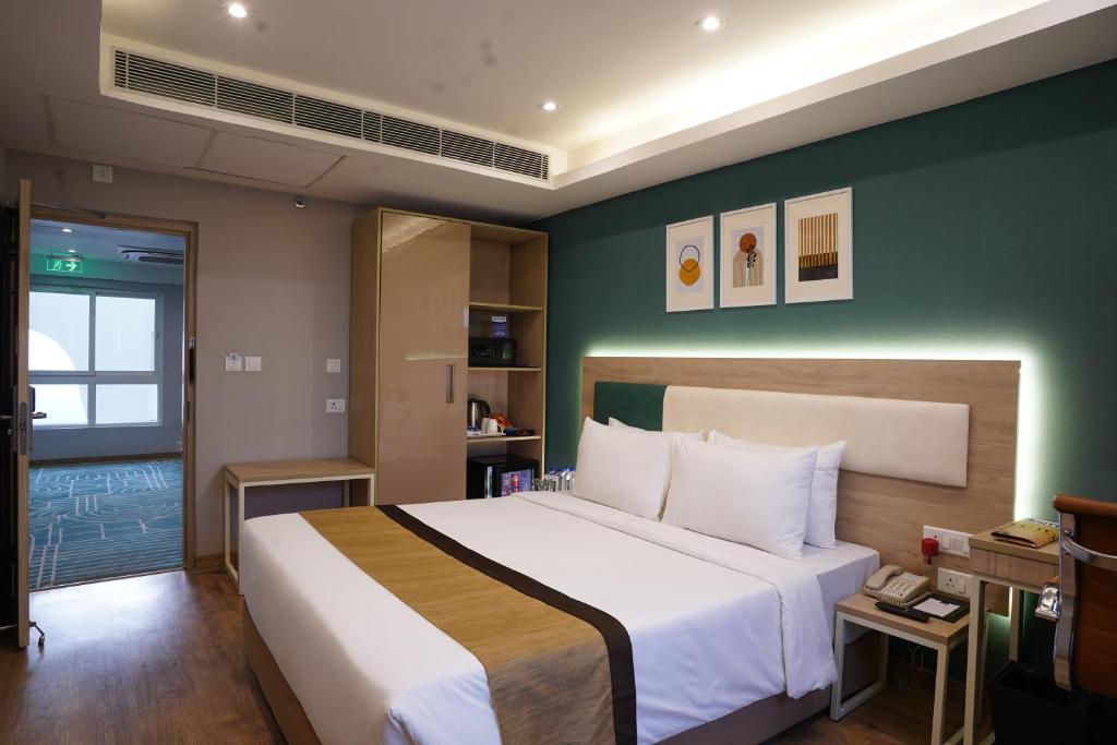 Postel nebo postele na pokoji v ubytování Sarovar Portico Kolkata
