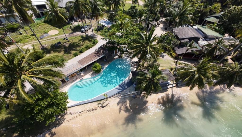 an overhead view of a swimming pool on a beach at Orion Healing Centre in Srithanu