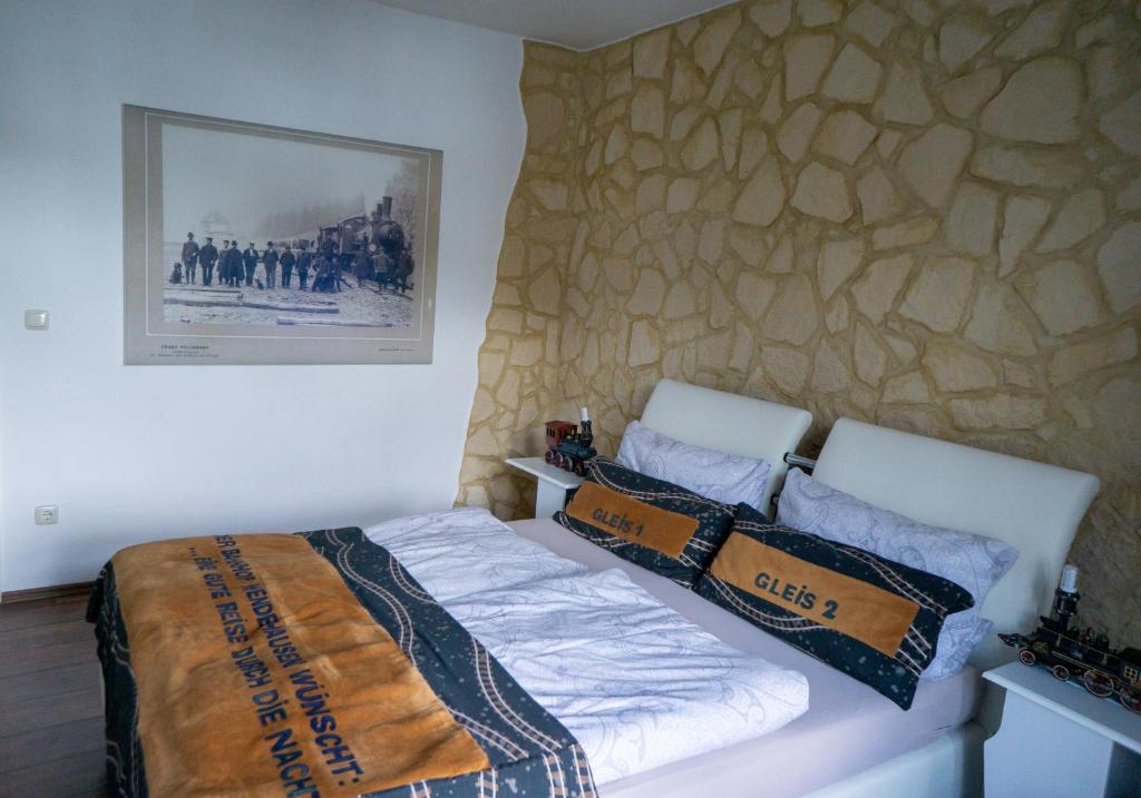 Postel nebo postele na pokoji v ubytování Ferienwohnung Bahnhof Wendehausen