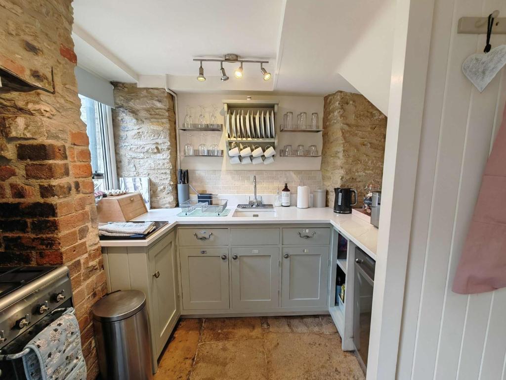 Kuchyň nebo kuchyňský kout v ubytování Wishbone Cottage In The Cotswolds