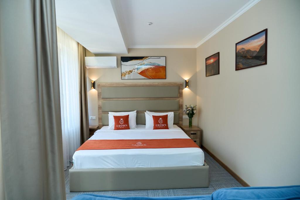 Postel nebo postele na pokoji v ubytování Crown Hotel