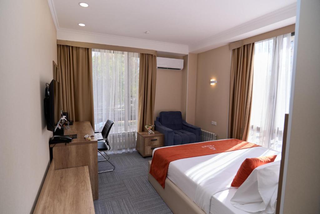 Postel nebo postele na pokoji v ubytování Crown Hotel