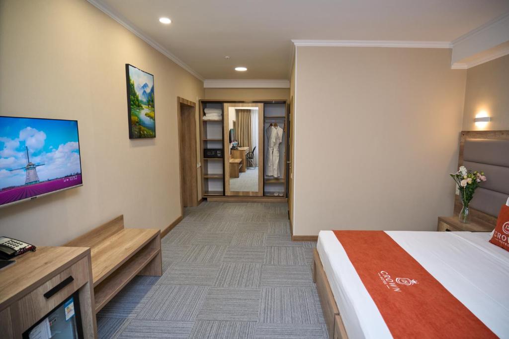 Postel nebo postele na pokoji v ubytování Crown Hotel