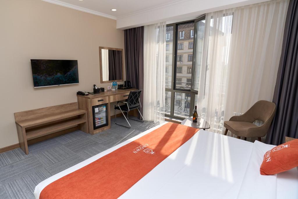 TV a/nebo společenská místnost v ubytování Crown Hotel