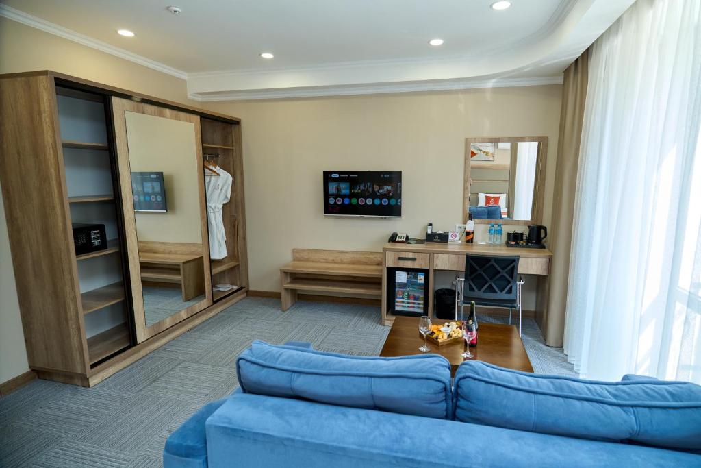 TV a/nebo společenská místnost v ubytování Crown Hotel