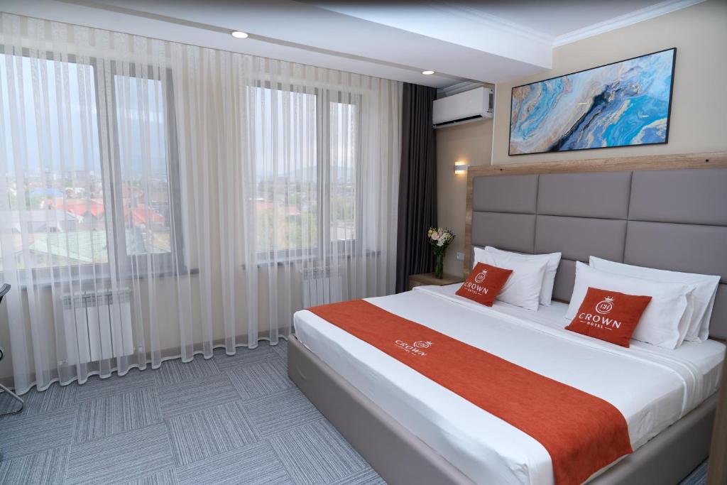 Postel nebo postele na pokoji v ubytování Crown Hotel