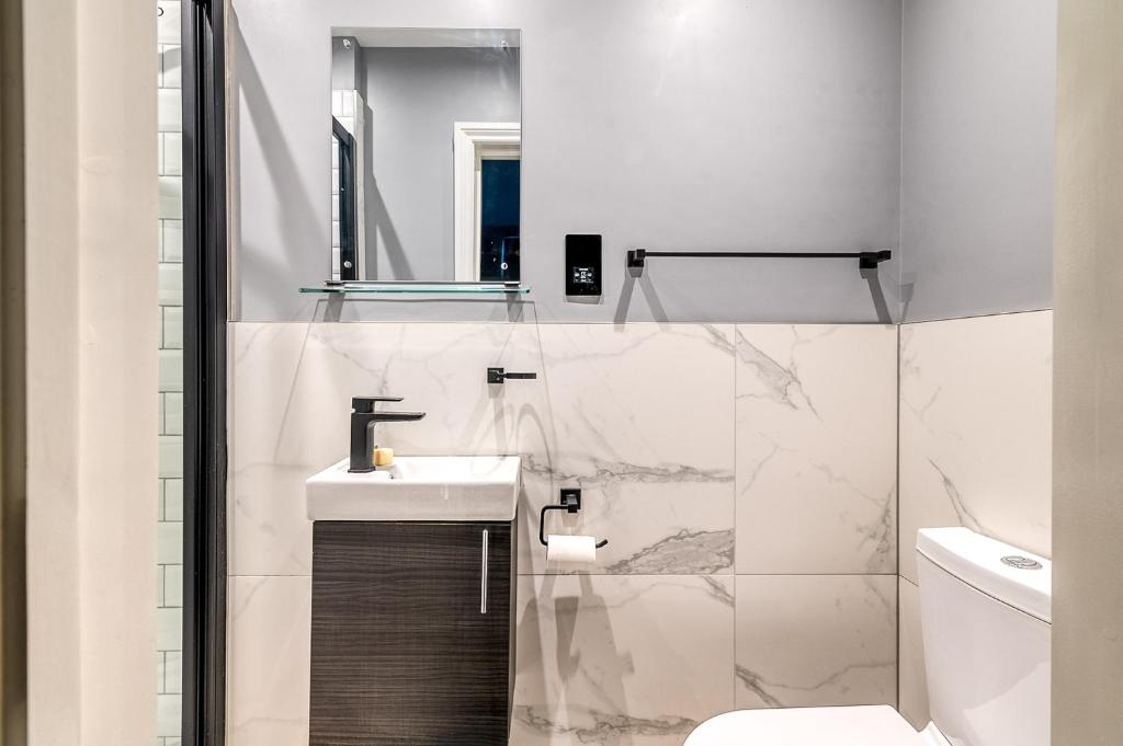 Bob W London Earl's Court - Warwick Road - Resim 3