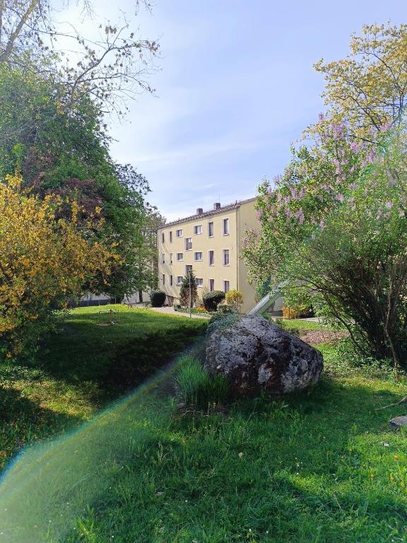 Zahrada ubytování Zimmer mit Sonnenaufgang, Kühlschrank, Ventilator und ruhiger Innenhof Obergeschoss bei Koberstein