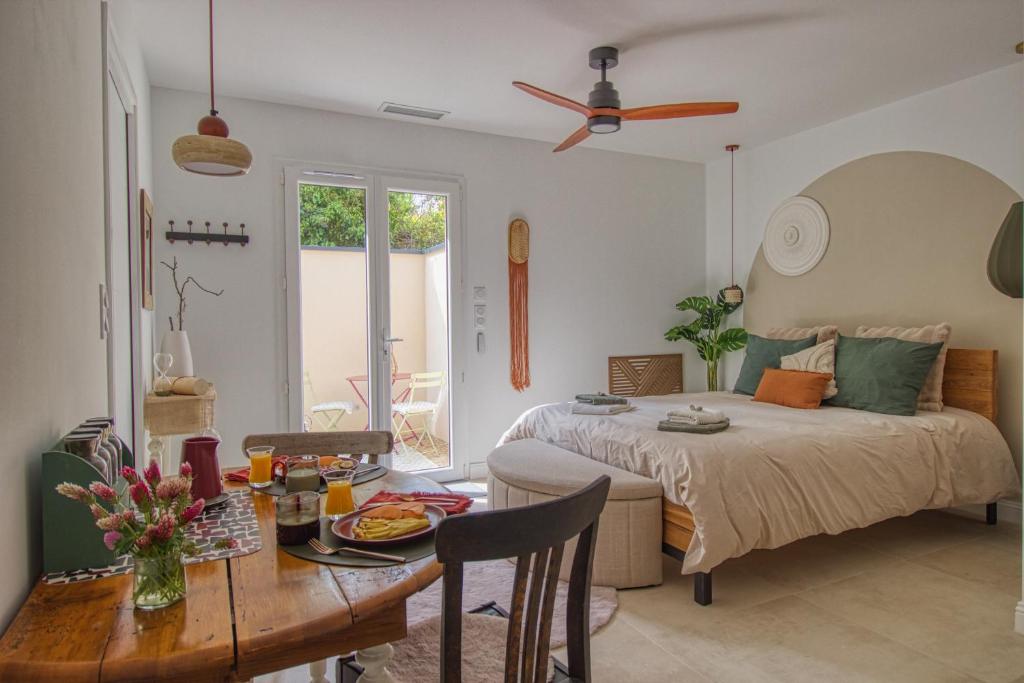 - une chambre avec un lit, une table et une salle à manger dans l'établissement L orée du bois, à Saussenac