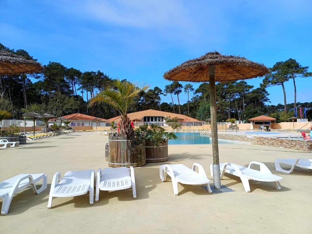 Bazén v ubytování MOBIL HOME à SEIGNOSSE dans les Landes près de la mer nebo v jeho okolí