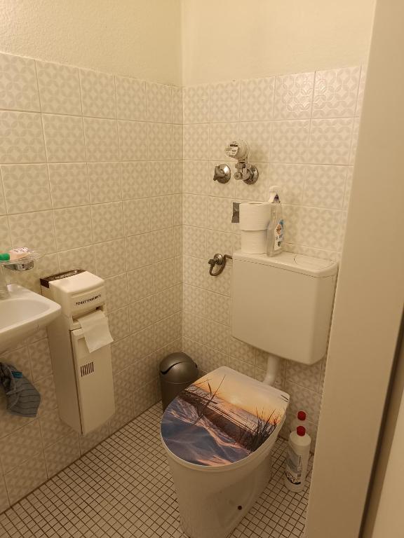 Koupelna v ubytování Zimmer mit Sonnenaufgang, Kühlschrank, Ventilator und ruhiger Innenhof Obergeschoss bei Koberstein