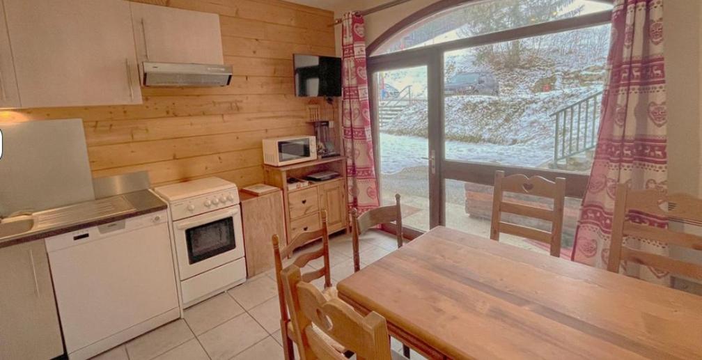 une petite cuisine avec une table et une fenêtre dans l'établissement Logement 7pers-15mn Piste-Exposé Sud-Cœur station, à Aillon-le-Jeune