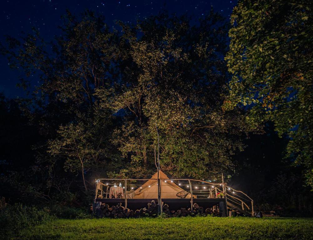 Zahrada ubytování Mereääre Glamping ja Rannamaja