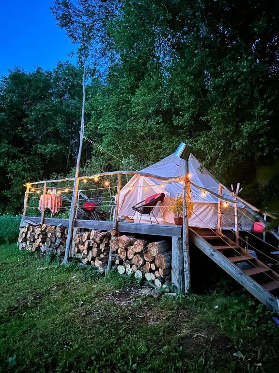 Zahrada ubytování Mereääre Glamping ja Rannamaja