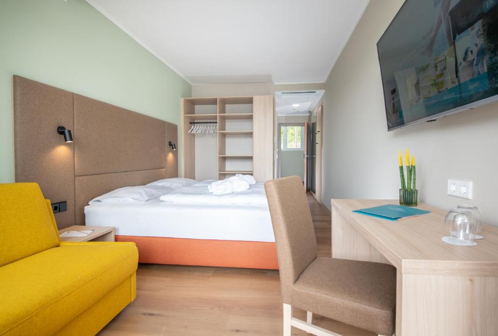 Postel nebo postele na pokoji v ubytování Werzers Seehotel Wallerwirt