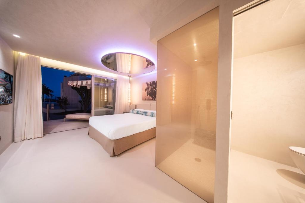 Posteľ alebo postele v izbe v ubytovaní Destino Five Ibiza - 5-Star Grand Luxe Resort