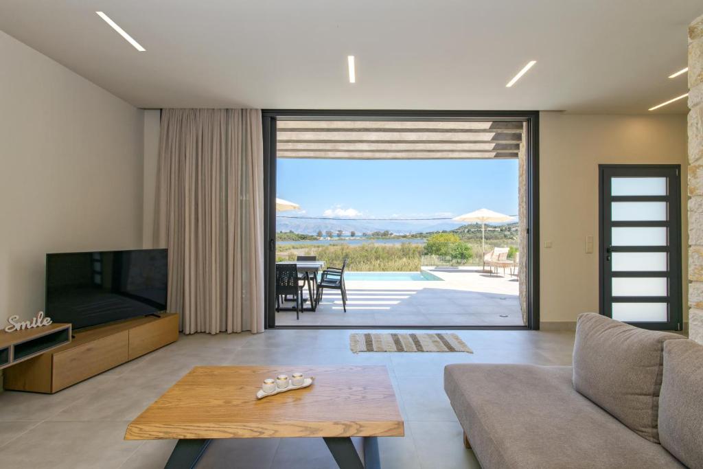 A television and/or entertainment centre at Villa Otter by PosarelliVillas