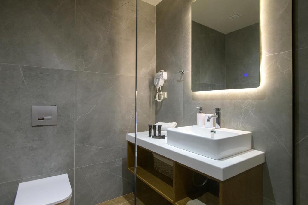 A bathroom at Villa Otter by PosarelliVillas
