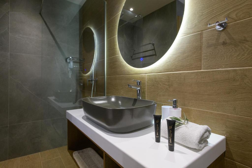 A bathroom at Villa Otter by PosarelliVillas