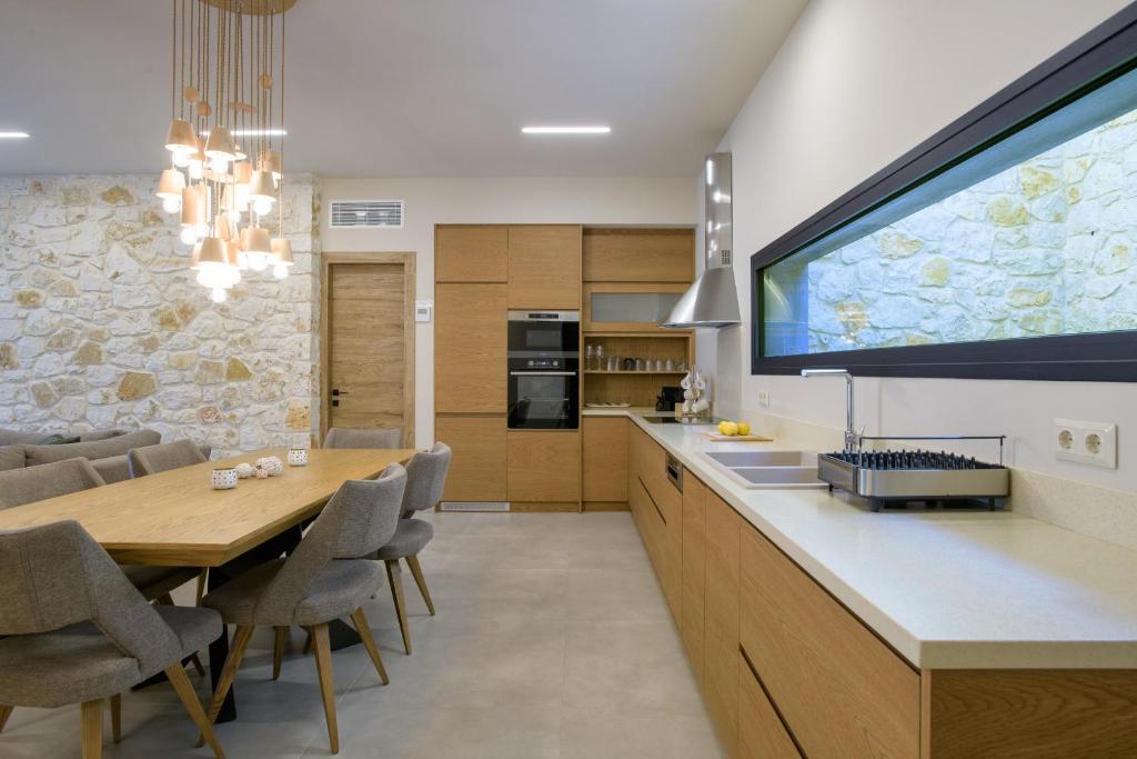A kitchen or kitchenette at Villa Otter by PosarelliVillas