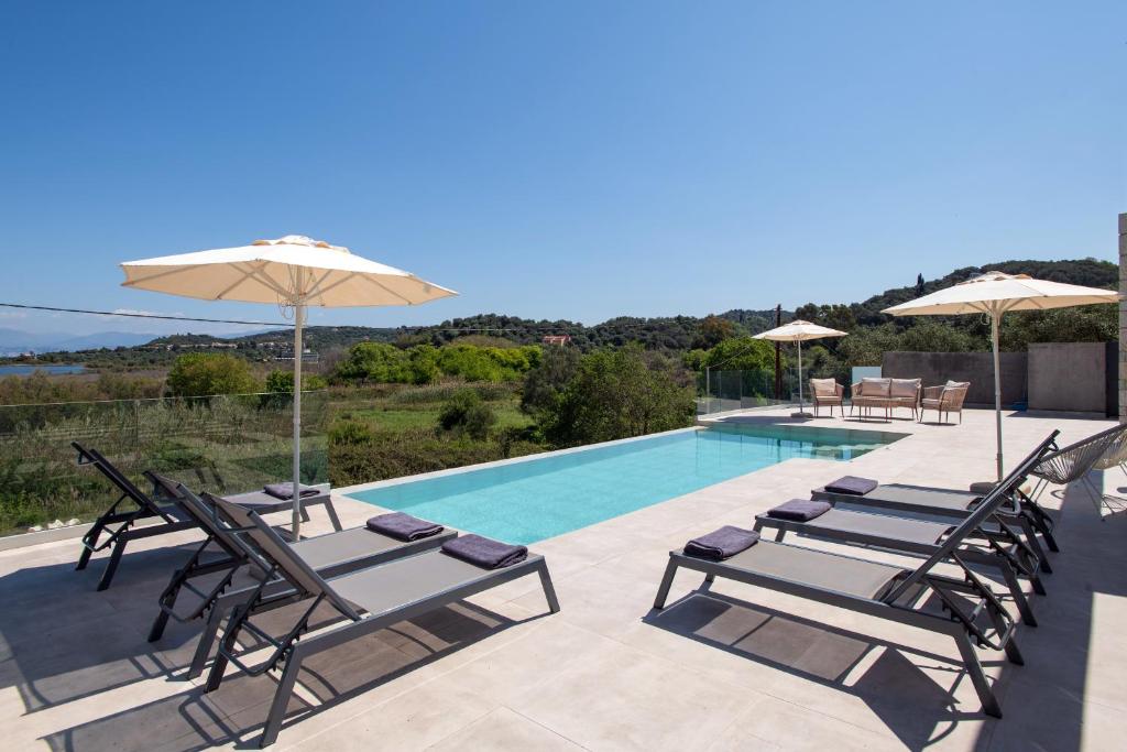 The swimming pool at or close to Villa Otter by PosarelliVillas