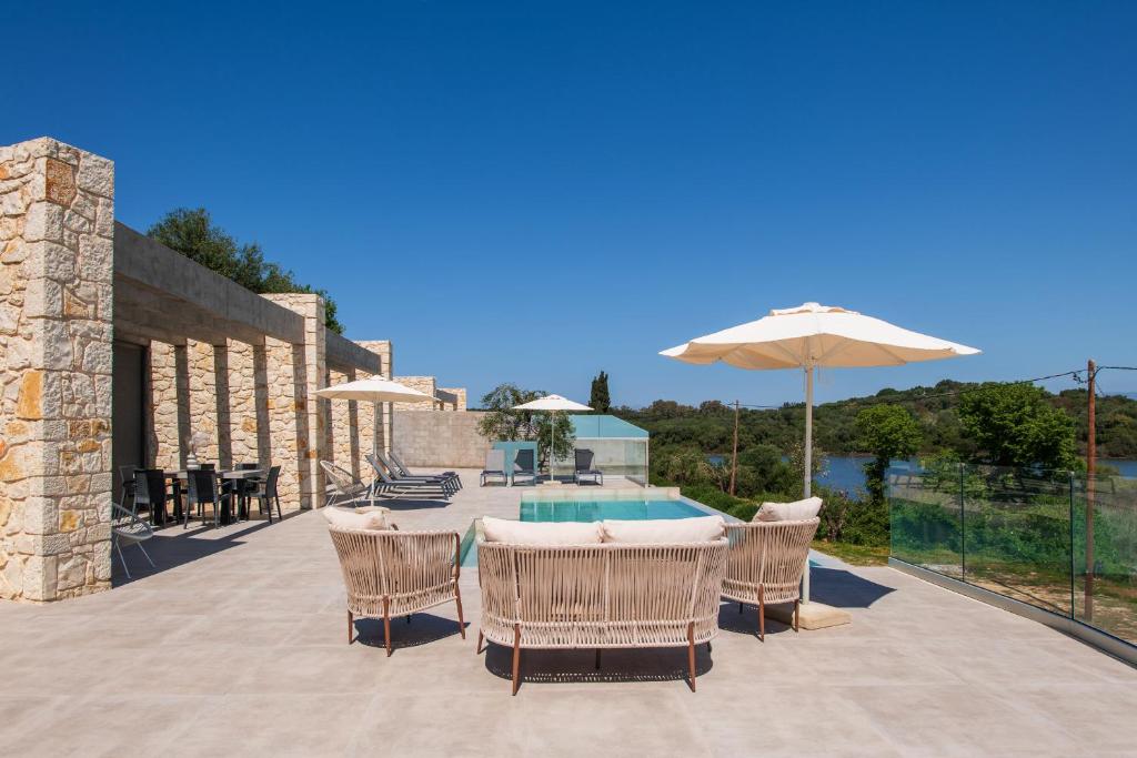 The swimming pool at or close to Villa Otter by PosarelliVillas