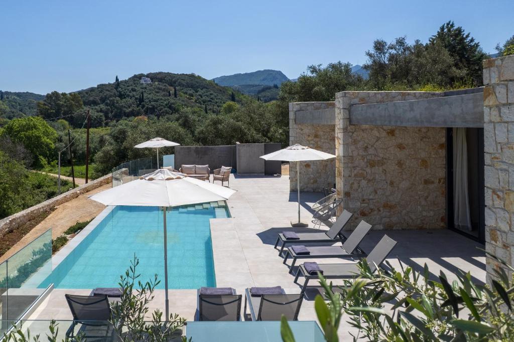 The swimming pool at or close to Villa Otter by PosarelliVillas