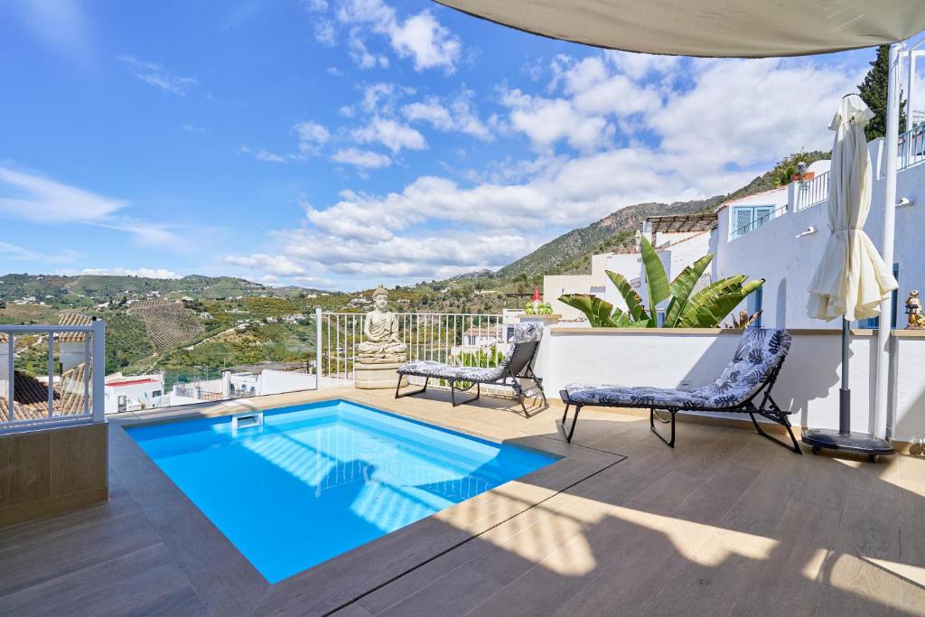 une maison avec une piscine sur un balcon dans l'établissement Casa Loli, à Frigiliana