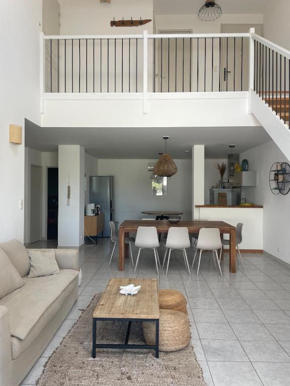 un salon avec un canapé et une table dans l'établissement Capra Scorsa, Maison avec spa privatif face plage Lozari, Ile Rousse, à Belgodère