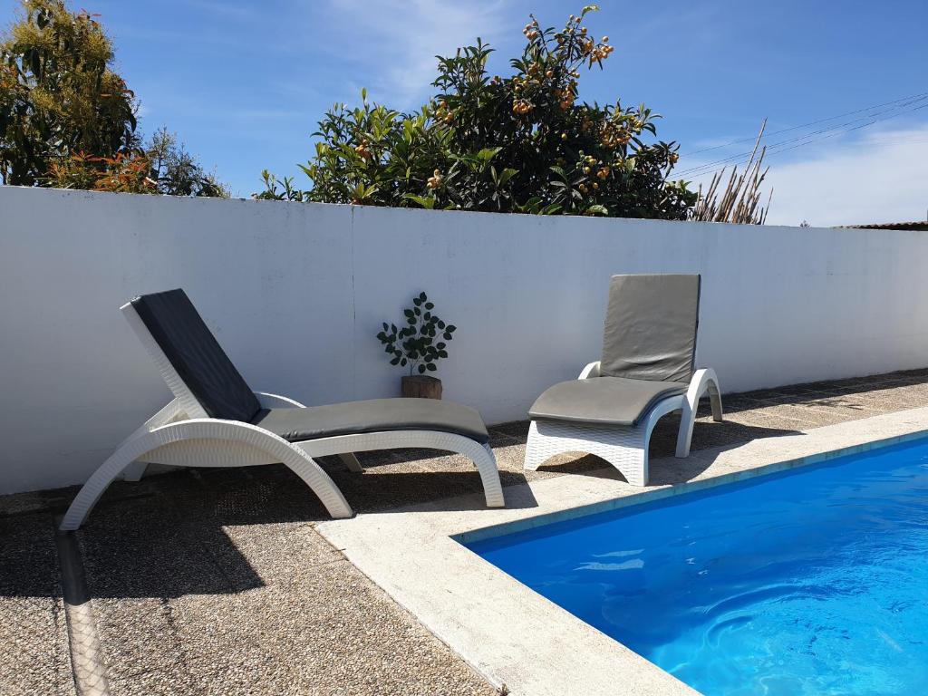 zwei Stühle neben einem Swimmingpool in der Unterkunft Mi niña Lola in Fuengirola