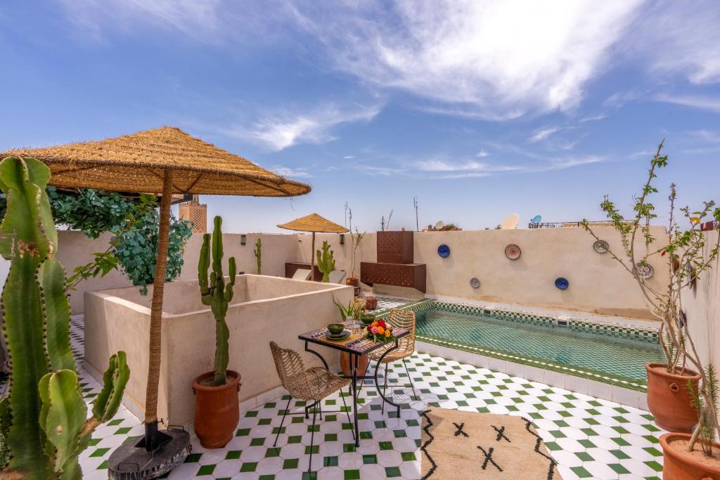 Bazén v ubytování Riad Nowara Marrakech nebo v jeho okolí