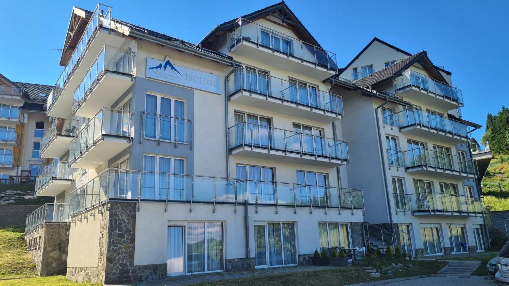 un grande edificio con balconi sul lato di Apartamenty Czarna Góra Is 7 a Sienna