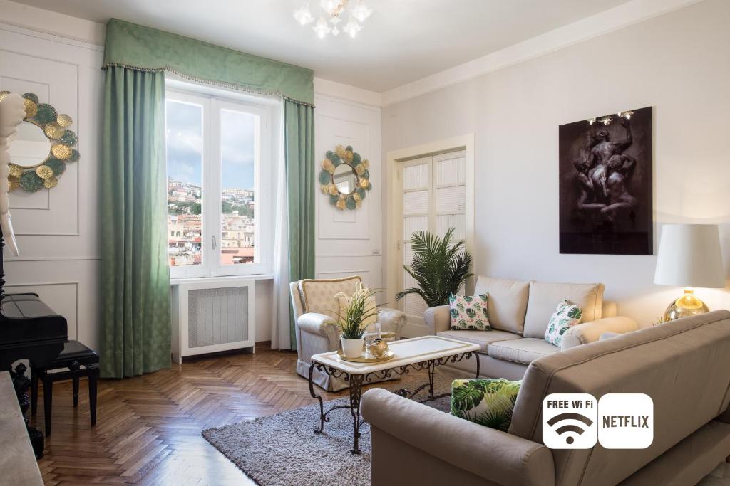 een woonkamer met een bank en een tafel bij Carità Grandi Residenze Napoli in Napels