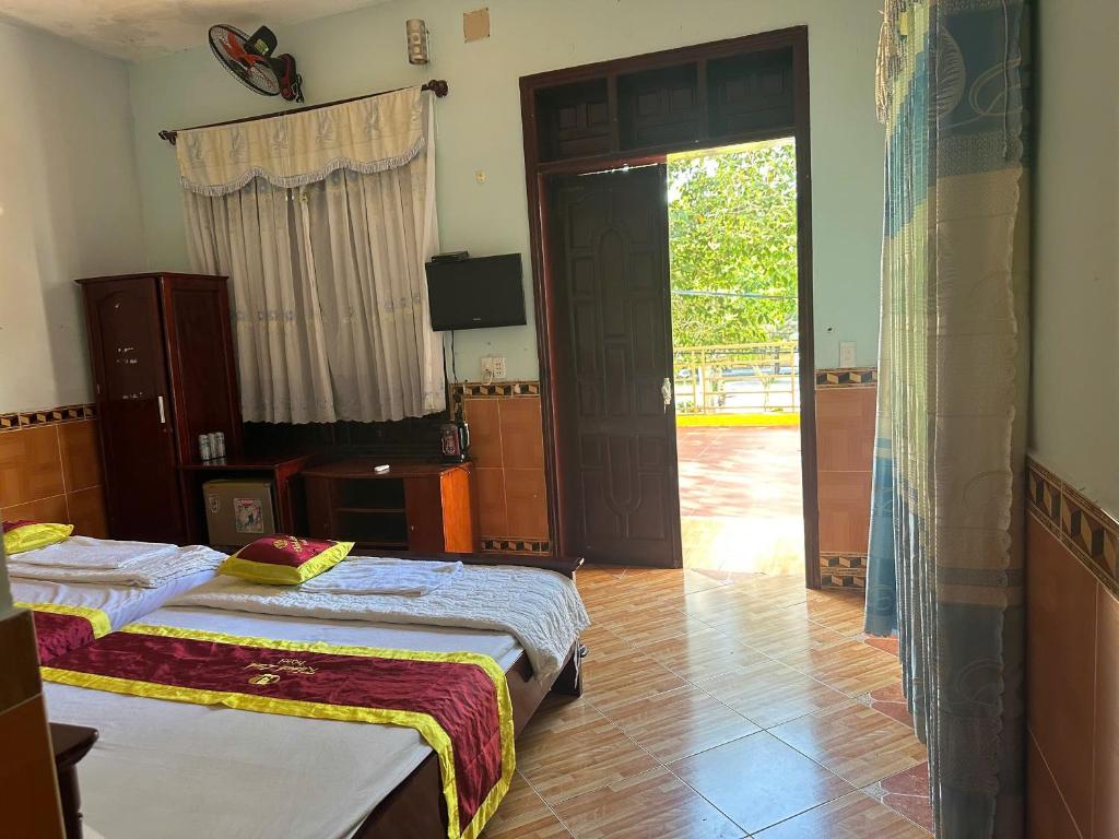 Postel nebo postele na pokoji v ubytování Hotel Khánh Linh