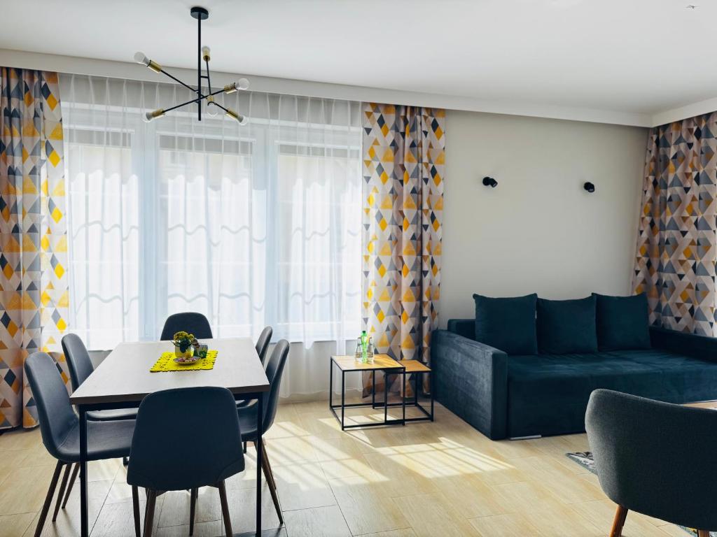 Posedenie v ubytovaní ApartamentyKudowa - Willa Pod Dębami z ogrodem i parkingiem,